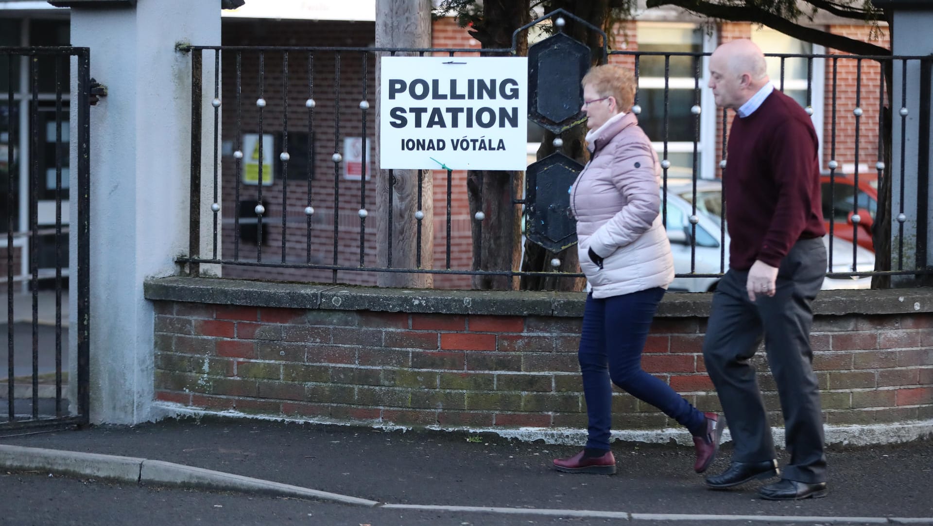 Wähler auf dem Weg zur Abstimmung: Der Regierungspartei Fine Gael droht eine Niederlage. Wähler auf dem Weg zur Abstimmung: Der Regierungspartei Fine Gael droht eine Niederlage.
