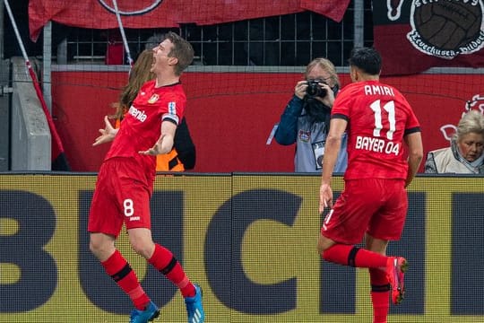 Leverkusens Torschütze Lars Bender (l-r) bejubelt sein Tor zum 4:3 mit Leverkusens Nadiem Amiri.