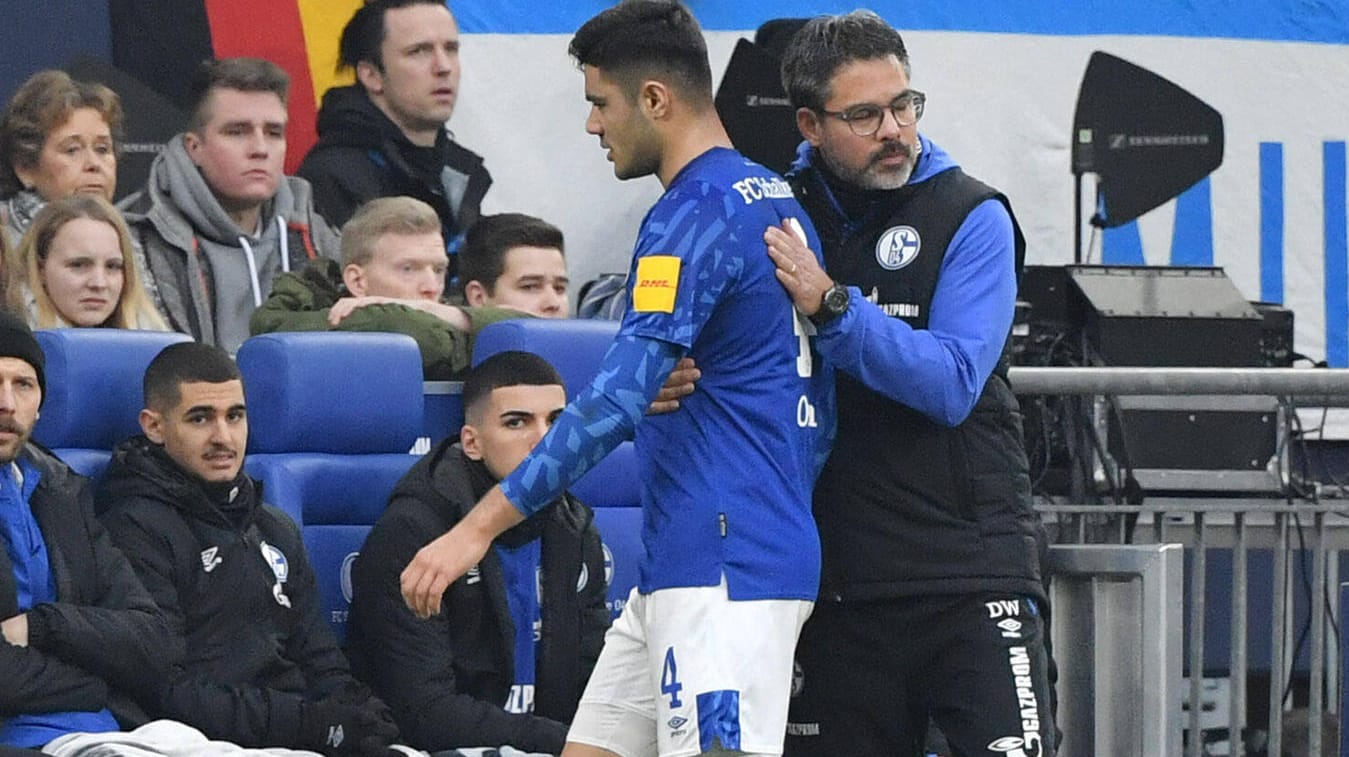 Rückschlag: Kabak wird nach seiner Auswechslung von Trainer David Wagner getröstet.