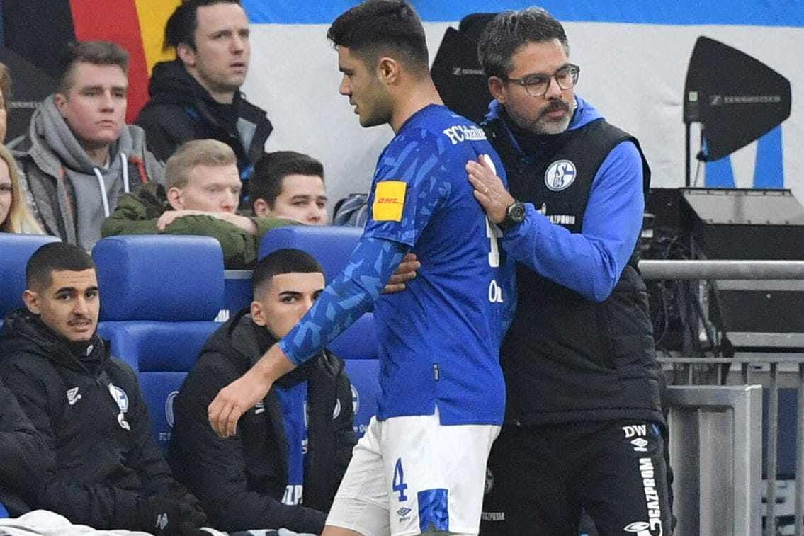 Rückschlag: Kabak wird nach seiner Auswechslung von Trainer David Wagner getröstet.