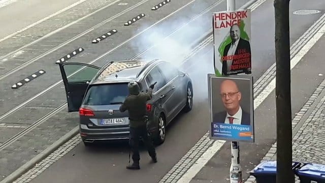 Videostandbild des Täters von Halle: Am Tag des Terroranschlags sollen mehrere Passanten nahezu teilnahmslos am ersten Opfer vorbeigelaufen sein.