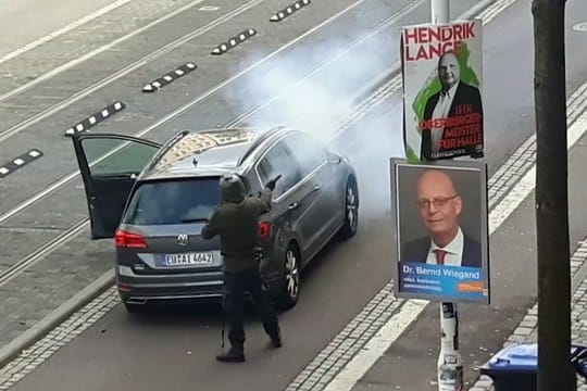 Videostandbild des Täters von Halle: Am Tag des Terroranschlags sollen mehrere Passanten nahezu teilnahmslos am ersten Opfer vorbeigelaufen sein.