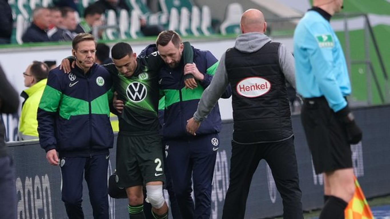 Wolfsburgs William wird verletzt vom Platz gebracht.
