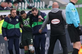 Wolfsburgs William wird verletzt vom Platz gebracht.