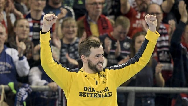 Flensburgs Torwart Benjamin Buric jubelt.