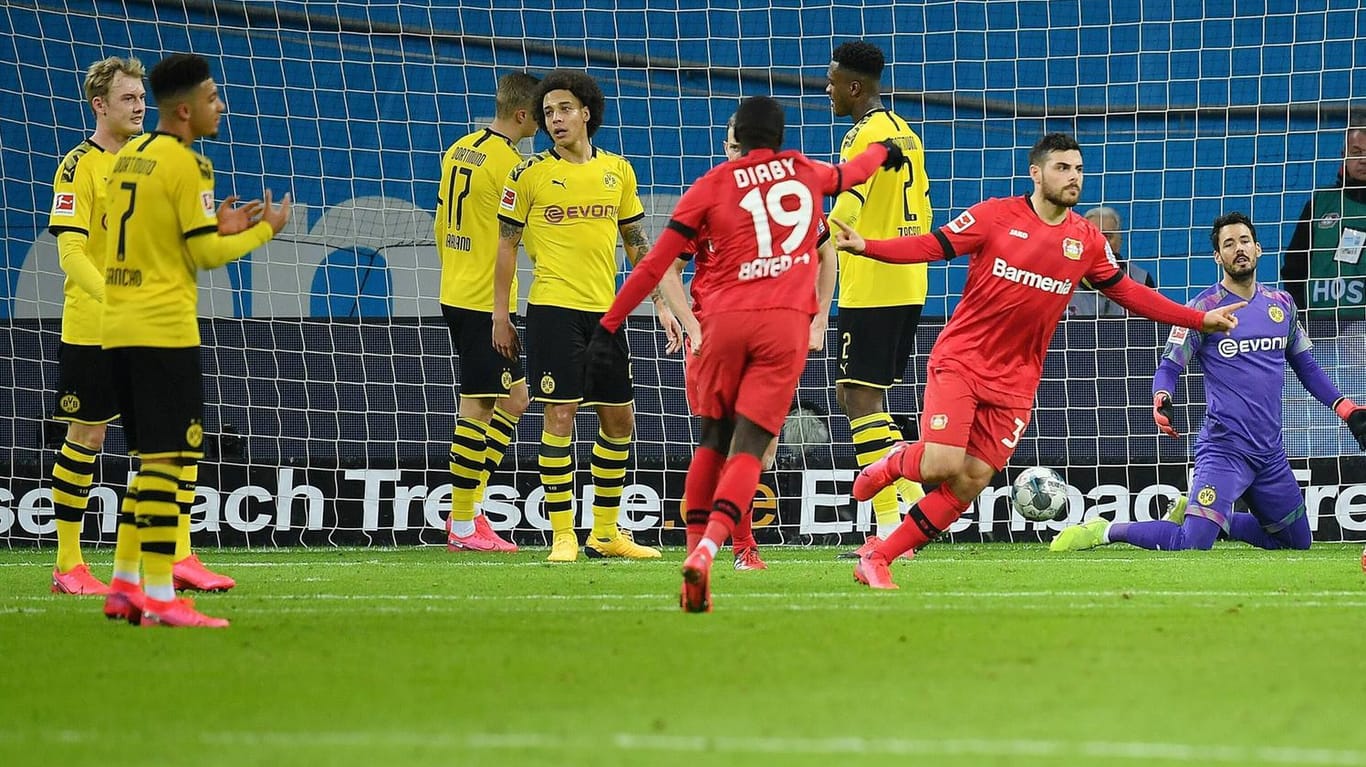 Leverkusens Volland (M.) jubelt über seinen Treffer gegen Dortmund.