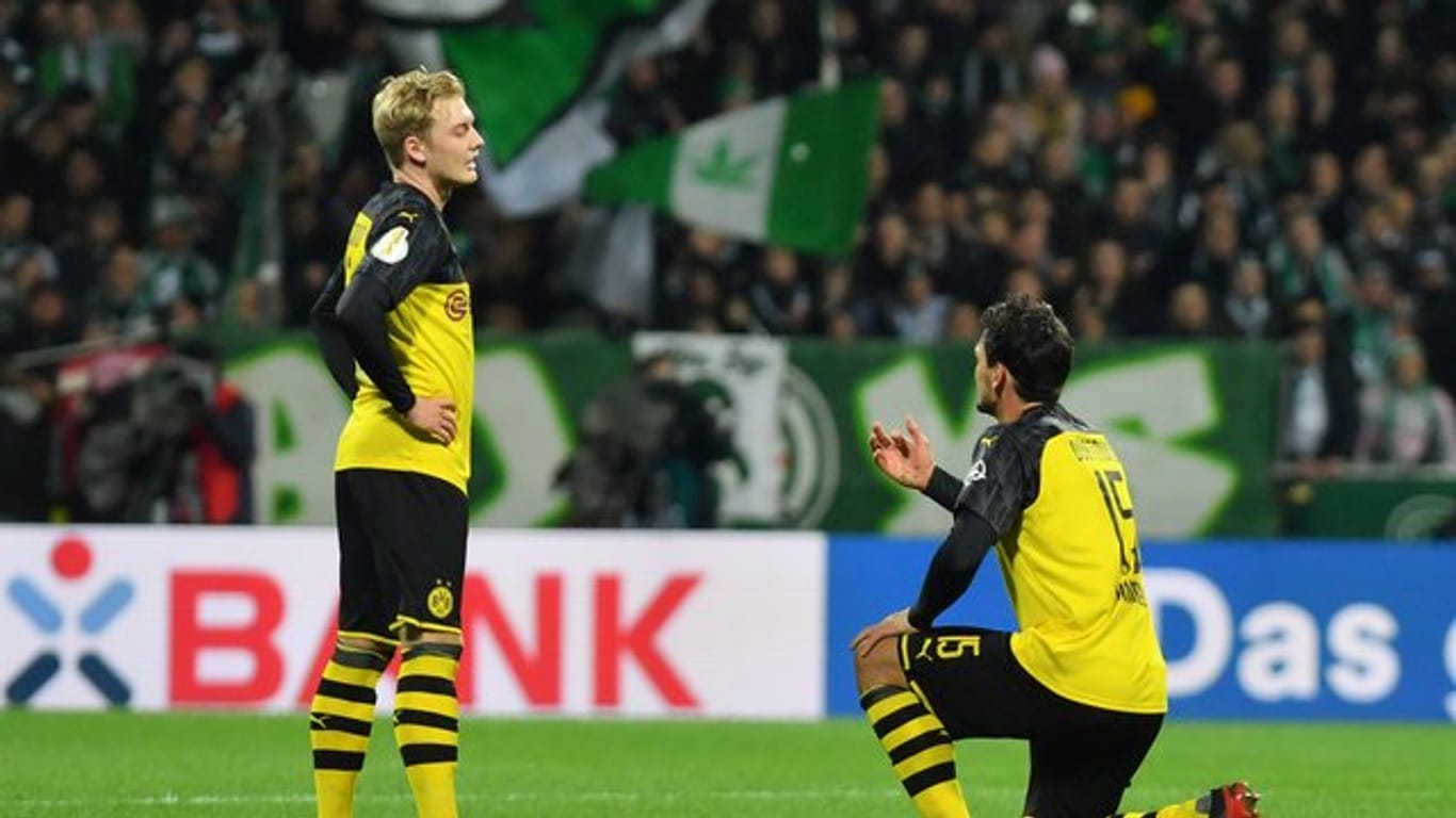 Dortmunds Julian Brandt (l) hat sich beim Spiel gegen Leverkusen verletzt.