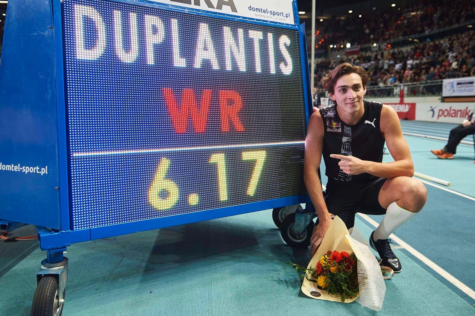 Neue Bestmarke: Armand Duplantis neben der Weltrekord-Anzeige.