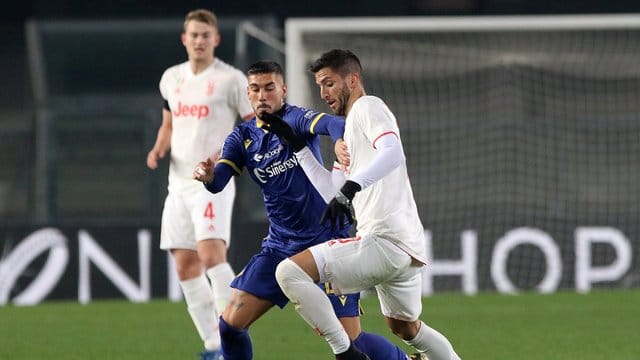 Juves Rodrigo Bentancur (r) will an Voronas Mattia Zaccagni vorbei.