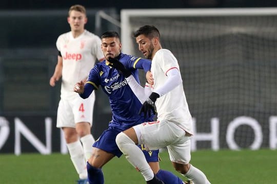 Juves Rodrigo Bentancur (r) will an Voronas Mattia Zaccagni vorbei.