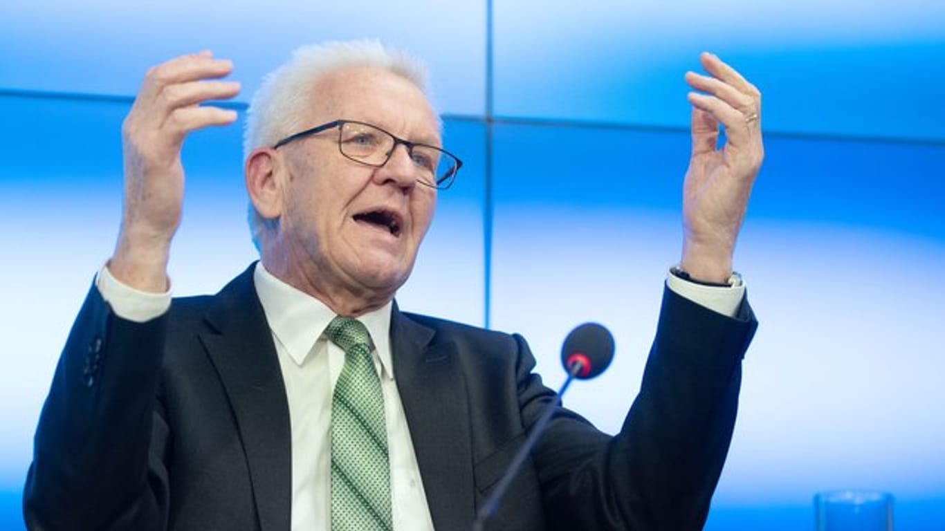"Ich fürchte, das Ansehen der demokratischen Parteien hat durch das Verhalten von CDU und FDP in Thüringen insgesamt Schaden genommen", sagt Kretschmann.