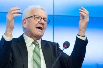 "Ich fürchte, das Ansehen der demokratischen Parteien hat durch das Verhalten von CDU und FDP in Thüringen insgesamt Schaden genommen", sagt Kretschmann.