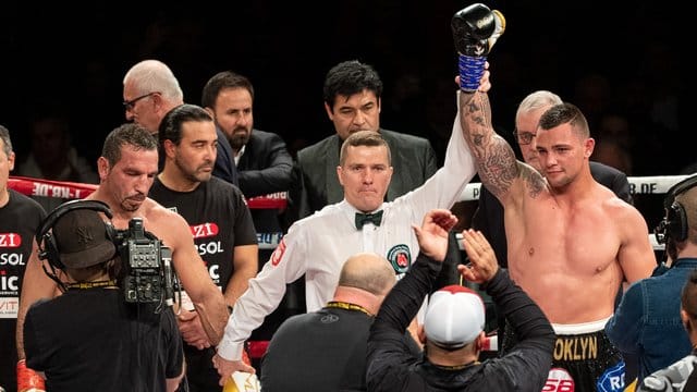 Kevin Lerena (r) aus Südafrika wird zum Sieger erklärt. Kevin Lerena (r) aus Südafrika wird zum Sieger erklärt.