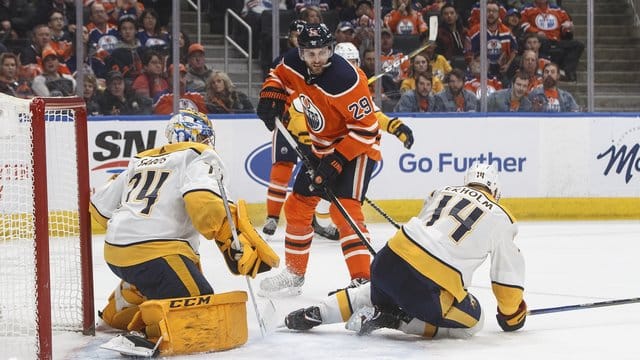 Leon Draisaitl (M) führte die Edmonton Oilers erneut zu einem Sieg. Leon Draisaitl (M) führte die Edmonton Oilers erneut zu einem Sieg.