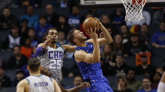 Steuerte sieben Punkte zum Mavs-Sieg bei: Maximilian Kleber (r).