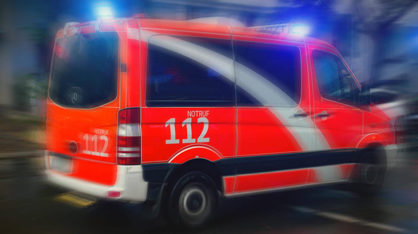 Notarzteinsatzfahrzeug: Ein 17-Jähriger starb, drei weitere Personen kamen mit schweren Verletzungen ins Krankenhaus. (Symbolbild)