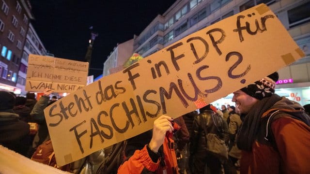 "Steht das F in FDP für Faschismus?" Demonstranten vor der FDP-Geschäftsstelle in München. "Steht das F in FDP für Faschismus?" Demonstranten vor der FDP-Geschäftsstelle in München.