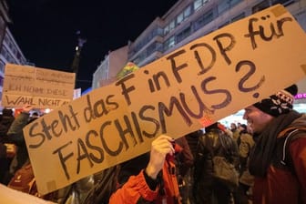 "Steht das F in FDP für Faschismus?" Demonstranten vor der FDP-Geschäftsstelle in München.