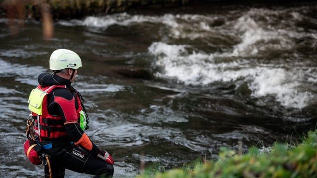 Auf der Suche nach der Zehnjährigen: Polizeitaucher am Fluss Hönne.