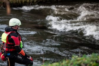 Auf der Suche nach der Zehnjährigen: Polizeitaucher am Fluss Hönne.