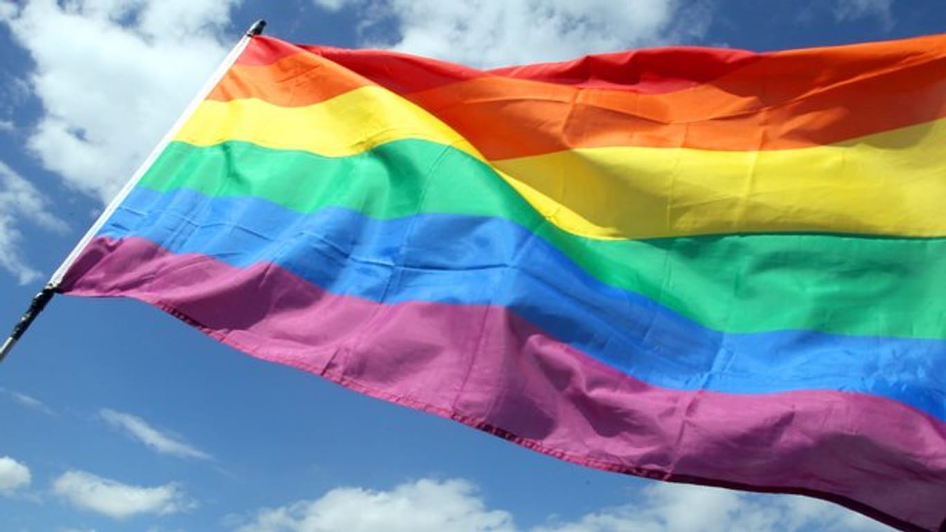 Regenbogenfahne im Wind: Die Schweizer haben dafür ausgesprochen, die Diskriminierung von Homo- und Bisexuellen künftig zu verbieten.