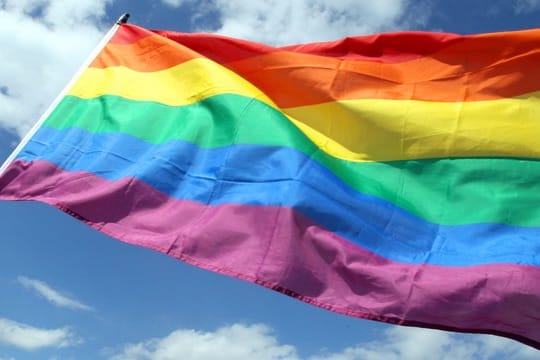 Regenbogenfahne im Wind: Die Schweizer haben dafür ausgesprochen, die Diskriminierung von Homo- und Bisexuellen künftig zu verbieten.