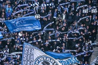 Fans von Hertha zeigen als Zeichen gegen Rassismus die 25 - die Rückennummer von Jordan Torunarigha.