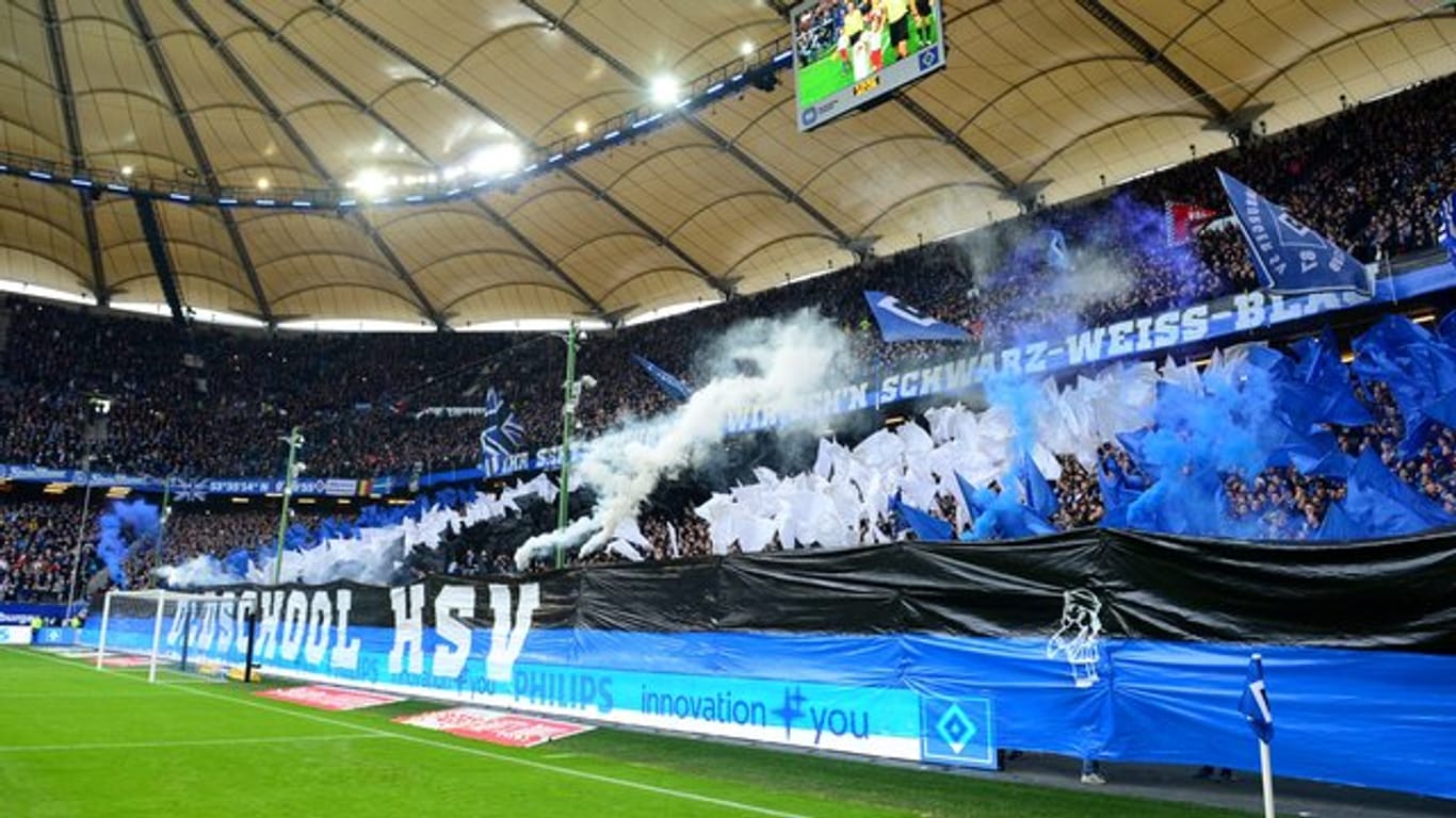 HSV-Fans brennen vor dem Spiel gegen den KSC unter Aufsicht Pyrotechnik ab.