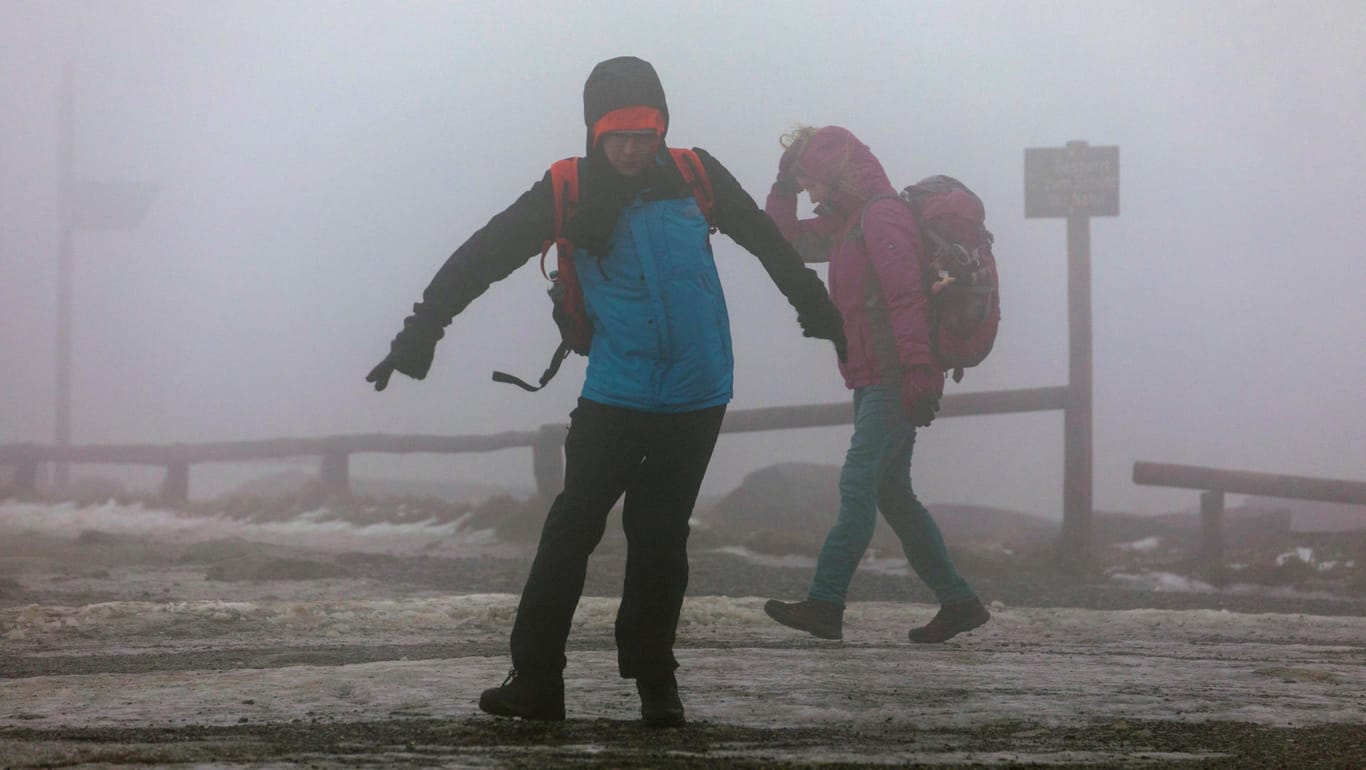 Touristen kämpfen gegen die Windböen auf dem Brocken: Bis zu 190 km/h könnte der Wind hier erreichen.