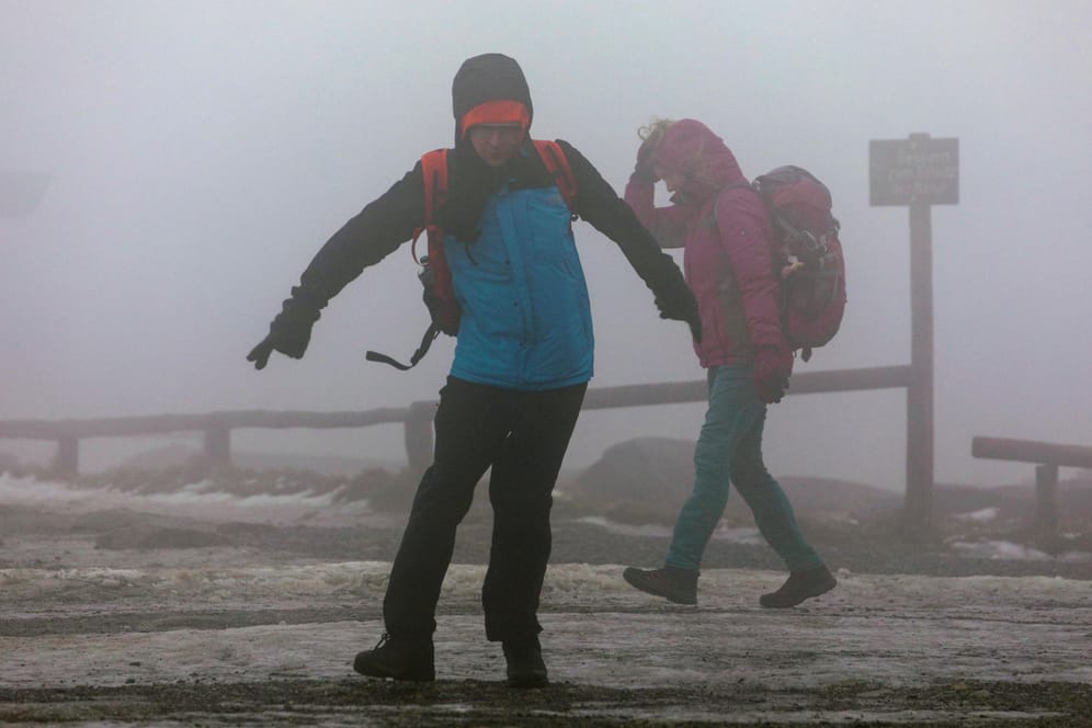 Touristen kämpfen gegen die Windböen auf dem Brocken: Bis zu 190 km/h könnte der Wind hier erreichen.