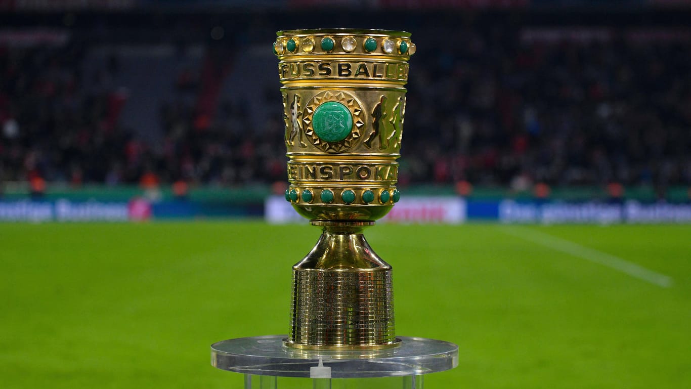 Der DFB-Pokal: Welche Mannschaft wird ihn am Ende dieser Saison in den Händen halten?