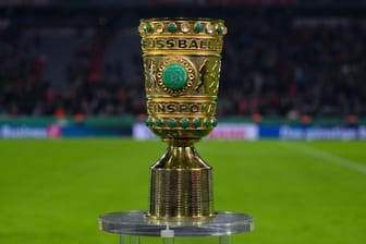 Der DFB-Pokal: Welche Mannschaft wird ihn am Ende dieser Saison in den Händen halten?