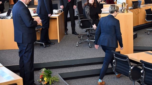 Die Thüringer Linken-Chefin Susanne Hennig-Wellsow wurde bundesweit bekannt, nachdem sie Thomas Kemmerich einen Blumenstrauß vor die Füße geworfen hatte. Die Thüringer Linken-Chefin Susanne Hennig-Wellsow wurde bundesweit bekannt, nachdem sie Thomas Kemmerich einen Blumenstrauß vor die Füße geworfen hatte.