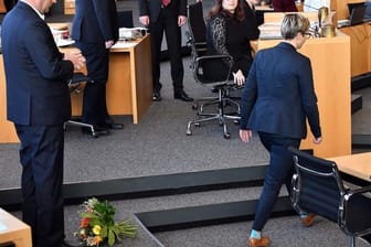 Die Thüringer Linken-Chefin Susanne Hennig-Wellsow wurde bundesweit bekannt, nachdem sie Thomas Kemmerich einen Blumenstrauß vor die Füße geworfen hatte.
