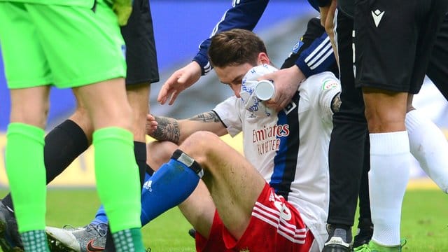 Hamburgs Adrian Fein sitzt verletzt auf dem Spielfeld und wird versorgt. Hamburgs Adrian Fein sitzt verletzt auf dem Spielfeld und wird versorgt.