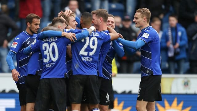 Die Spieler von Arminia Bielefeld feiern Torschütze Joan Simun Edmundsson (4. Die Spieler von Arminia Bielefeld feiern Torschütze Joan Simun Edmundsson (4.