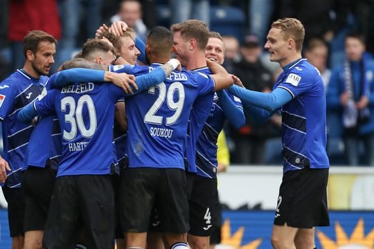 Die Spieler von Arminia Bielefeld feiern Torschütze Joan Simun Edmundsson (4.