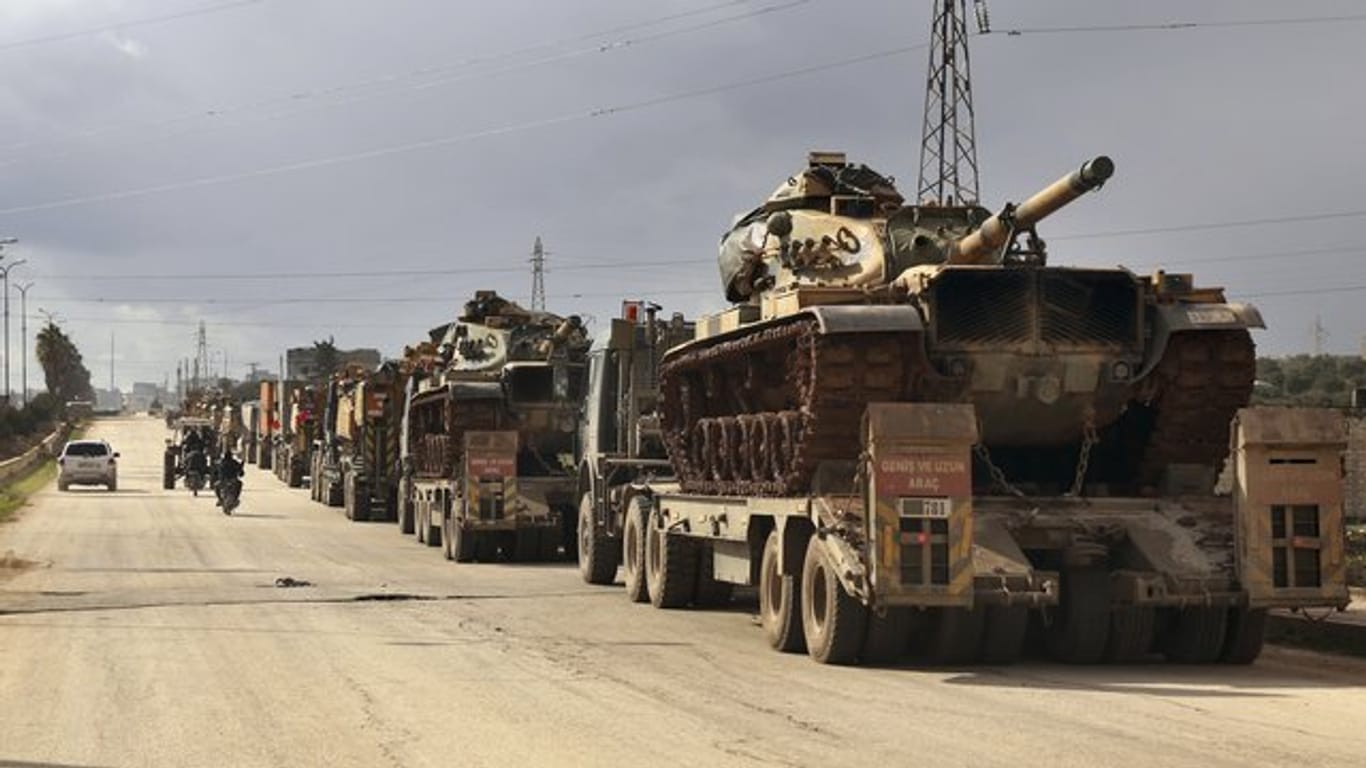 Ein türkischer Militärkonvoi fährt über eine Straße im syrischen Binnish.