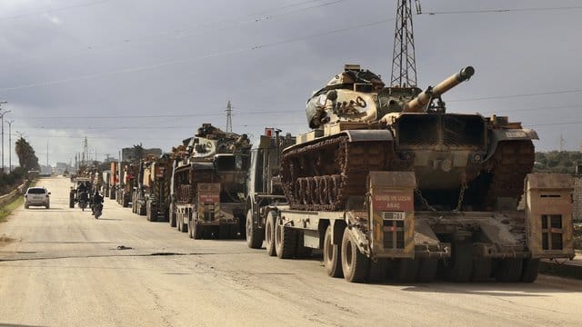 Ein türkischer Militärkonvoi fährt über eine Straße im syrischen Binnish. Ein türkischer Militärkonvoi fährt über eine Straße im syrischen Binnish.
