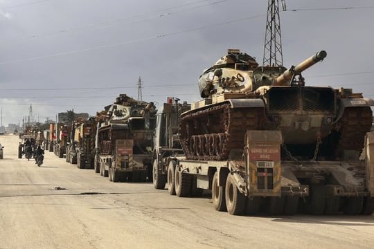 Ein türkischer Militärkonvoi fährt über eine Straße im syrischen Binnish.