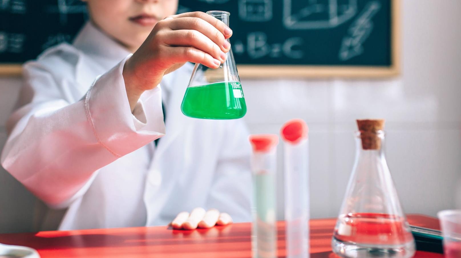 Ein Junge mit einem Chemiebaukasten: Als die Eltern dem Jungen die brennende Kleidung auszogen, verbrannten sie sich an den Hände. (Symbolbild) Ein Junge mit einem Chemiebaukasten: Als die Eltern dem Jungen die brennende Kleidung auszogen, verbrannten sie sich an den Hände. (Symbolbild)