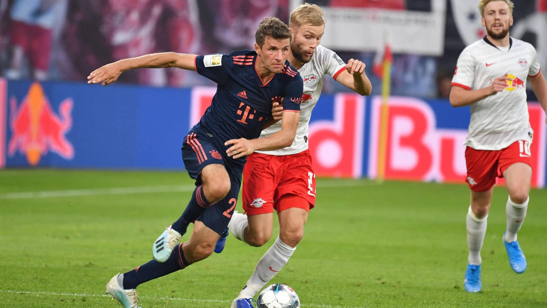 Bayerns Thomas Müller (l.) gegen Leipzigs Konrad Laimer (m.): Wer siegt im Topspiel?