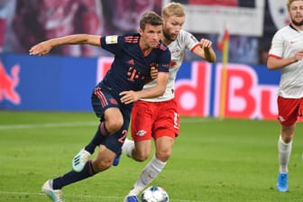 Bayerns Thomas Müller (l.) gegen Leipzigs Konrad Laimer (m.): Wer siegt im Topspiel?