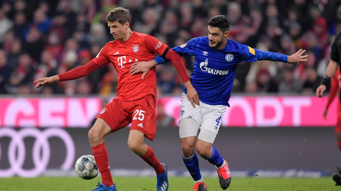 Treffen sich Anfang März zum Pokalduell wieder: Bayerns Thomas Müller (l.) und Schalkes Ozan Kabak (r.).