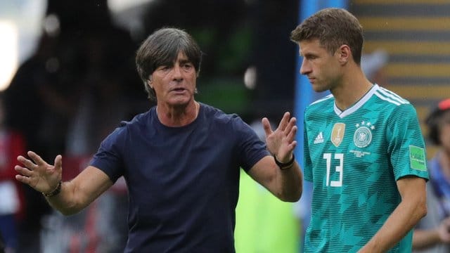 Bundestrainer Joachim Löw (l) spricht mit Stürmer Thomas Müller (r). Bundestrainer Joachim Löw (l) spricht mit Stürmer Thomas Müller (r).