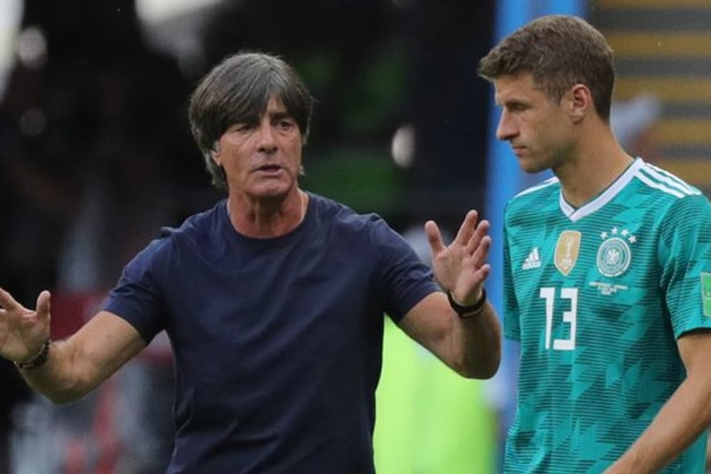 Bundestrainer Joachim Löw (l) spricht mit Stürmer Thomas Müller (r).