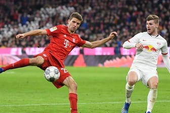 Sowohl Bayerns Thomas Müller (l) als auch Leipzigs Timo Werner blieben im Bundesliga-Topspiel torlos - Endresultat: 0:0.