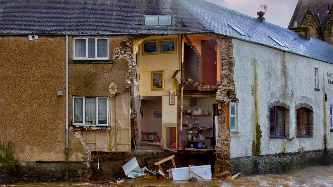 Großbritannien, Hawick: Die Wand eines Gasthauses ist in den Fluss Teviot eingestürzt. Das Sturmtief "Ciara" hat durch starken Wind und Regen erhebliche Schäden im Land verursacht.