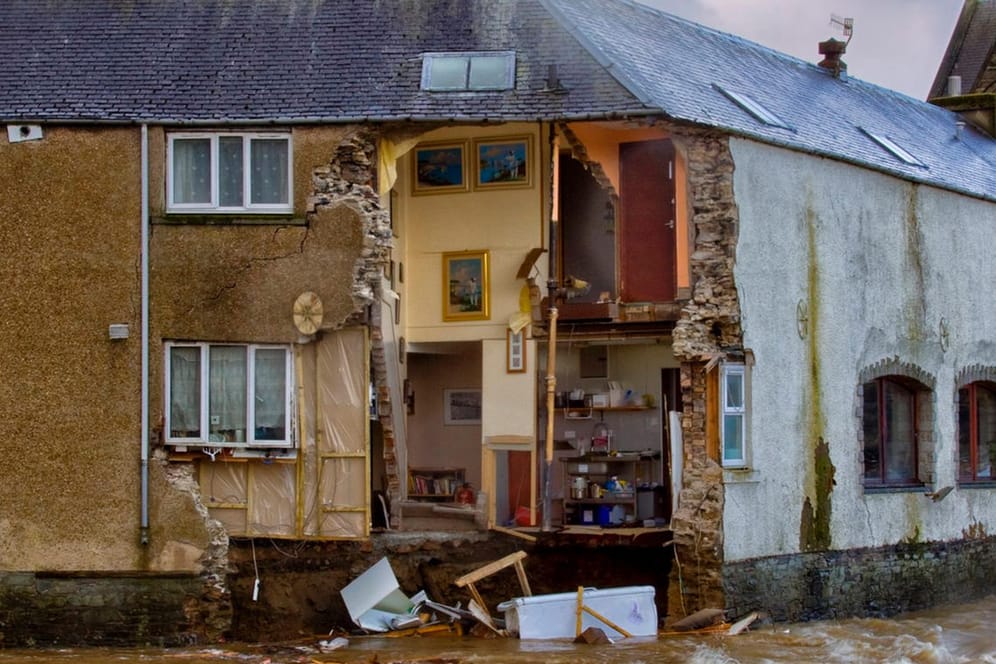 Großbritannien, Hawick: Die Wand eines Gasthauses ist in den Fluss Teviot eingestürzt. Das Sturmtief "Ciara" hat durch starken Wind und Regen erhebliche Schäden im Land verursacht.