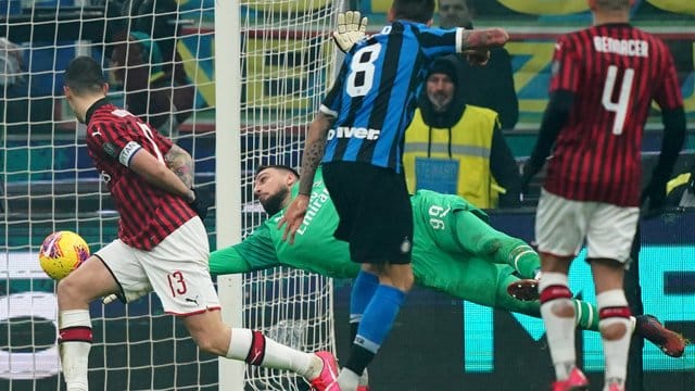 Inters Matias Vecino (8) erzielt das zweite Tor seiner Mannschaft gegen Milans Torhüter Gianluigi Donnarumma. Inters Matias Vecino (8) erzielt das zweite Tor seiner Mannschaft gegen Milans Torhüter Gianluigi Donnarumma.